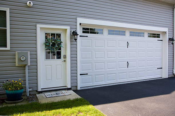 24/7 Emergency Garage Door Panel Replacement experts in Harper Woods, MI